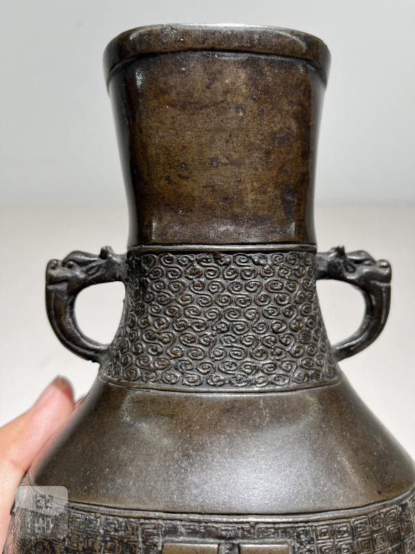 元 海水八卦纹双龙耳瓶 - 图3